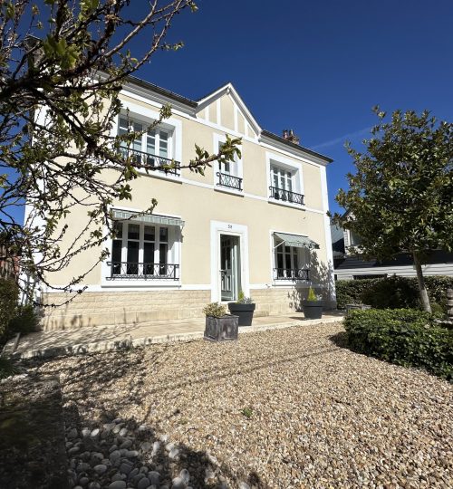 Maison de charme des années 30 au pied des marais de Bourges avec piscine chauffée et agréable jardin