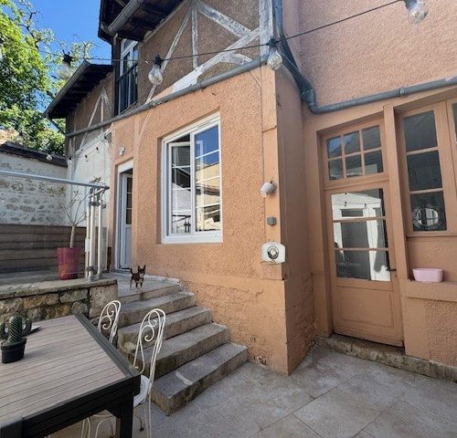 Au pied du Palais Jacques Coeur, appartement  avec grande terrasse et garage