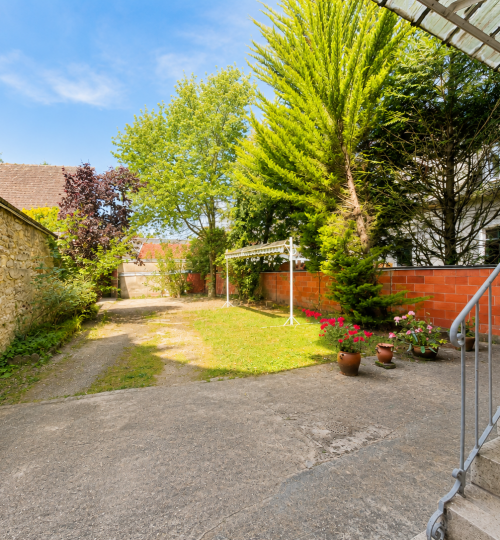 Belle maison de famille avec cachet, jardin, potentiel d&rsquo;aménagement et garage / avec potentiel de division