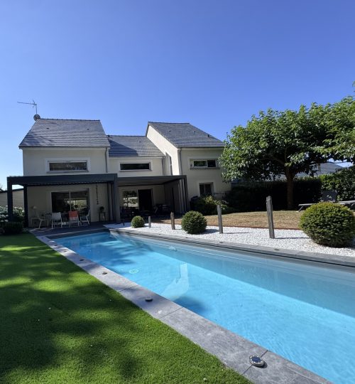 Maison d&rsquo;architecte avec piscine au bord d&rsquo;un bois classé