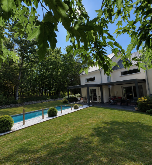 Maison d&rsquo;architecte avec piscine au bord d&rsquo;un bois classé