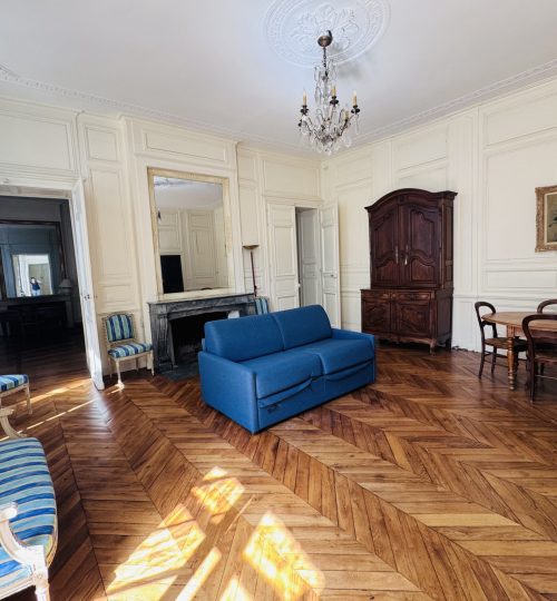 Exclusivité, au pied de la Cathédrale et préfecture – Rdc sur cour dans magnifique  hôtel particulier