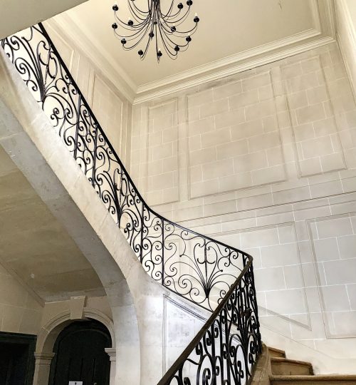 Exclusivité, au pied de la Cathédrale et préfecture – Rdc sur cour dans magnifique  hôtel particulier