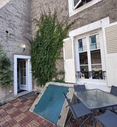 Exclusivité maison de ville rénovée avec cour privative et cave