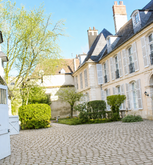 Exclusivité, au pied de la Cathédrale et préfecture – Rdc sur cour dans magnifique  hôtel particulier
