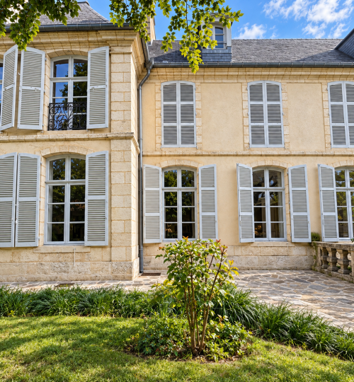 Exclusivité, au pied de la Cathédrale et préfecture – Rdc sur cour dans magnifique  hôtel particulier