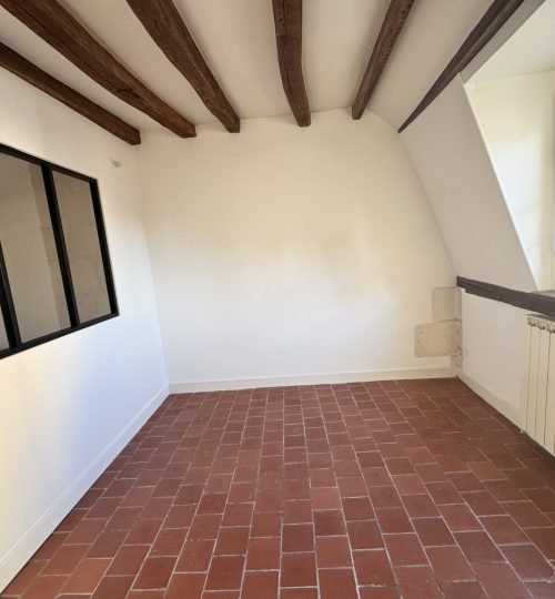 Appartement rénové situé au 2ème étage au sein d&rsquo;un bel immeuble au pied de l&rsquo;hotel dieu