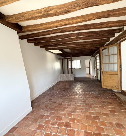 Appartement rénové situé au 2ème étage au sein d&rsquo;un bel immeuble au pied de l&rsquo;hotel dieu