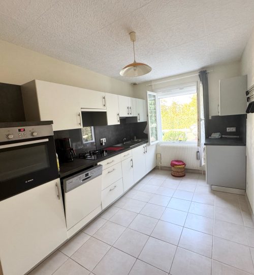 Maison de plain-pied avec sous-sol quartier Gionne avec agréable jardin