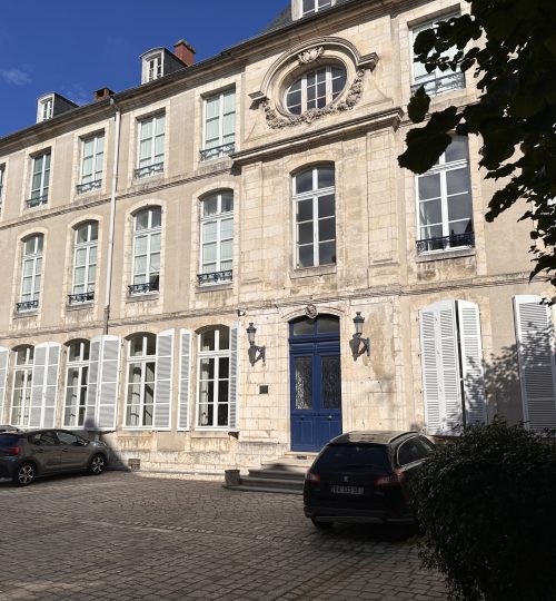 Appartement de caractère dans un hôtel particulier du 18ème siècle   Au pied du Palais Jacques-Cœur à Bourges